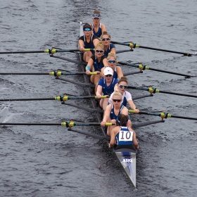 This photo includes five of the ’20 crew team members: Sooji Kang (cox), Rhiannon Mulligan, Frances Dingivan, Faye Washburn, and Maria Iannotti. Not pictured are classmates Alison Carey, Olivia Holbrook, Eve Montie, and Emmet Odegaard.