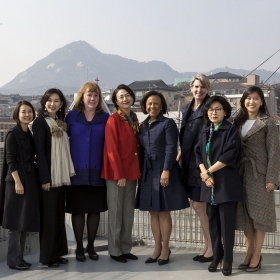 A photo of five Wellesley alumnae posing with President Paula Johnson and two College staff members in Seoul.