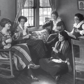 Students in Tower Court during the 1918–19 academic year 