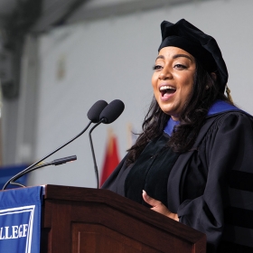 A photo of Massachusetts State Rep. Liz Miranda ’02 delivering her commencement address