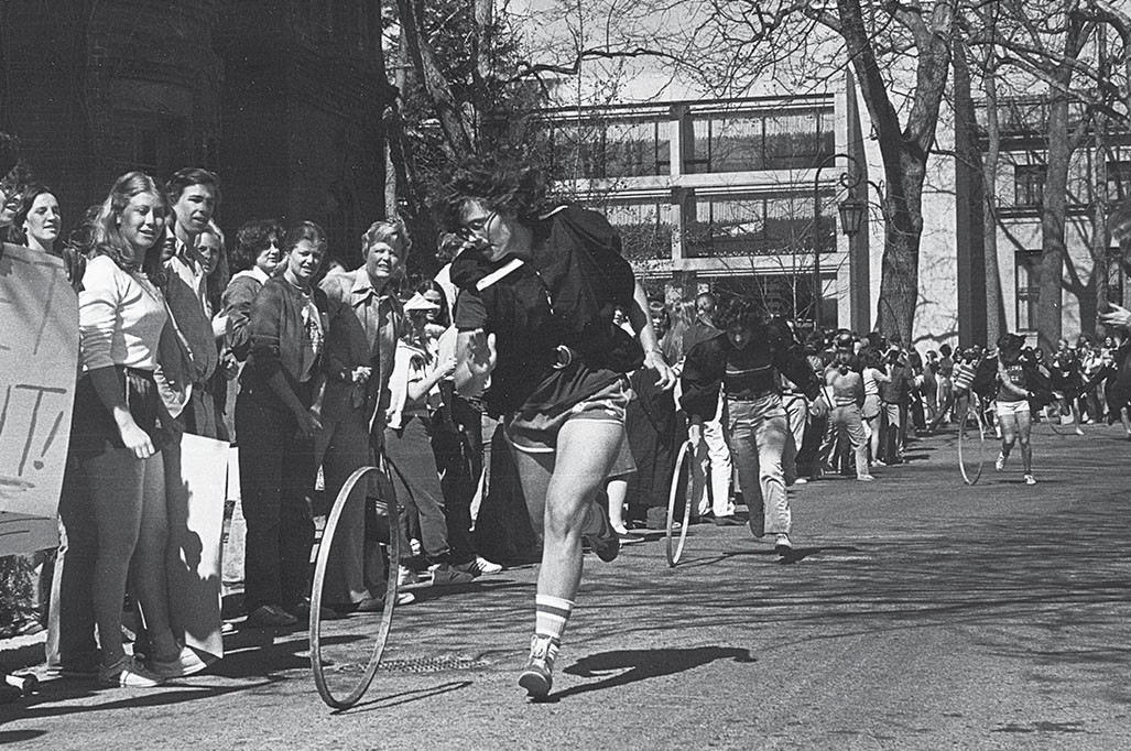A photo shows the leaders of the 1978 race rolling their hoops.
