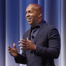 A photo of Bryan Stevenson speaking at Wellesley. 