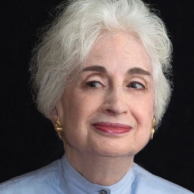 In a photo portrait, Judith Perlman Martin '59 smiles sardonically.