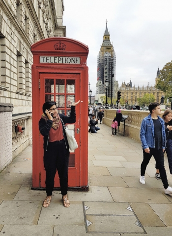 Sidikha Ashraf '18 poses in front of a London telephone box