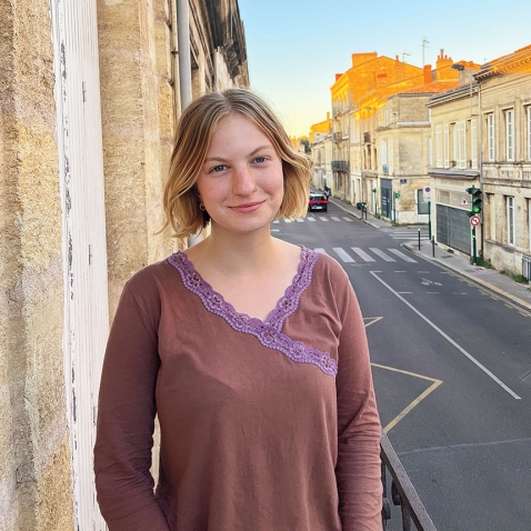 A photo of Tekla Carlén ’24 on a balcony in Aix-en-Provence, France