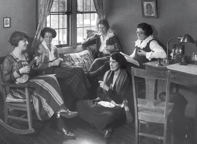 Students in Tower Court during the 1918–19 academic year 