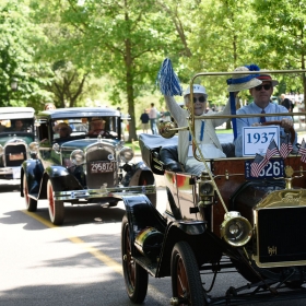 Mary Holt Hastings ’37 leads the alumnae parade