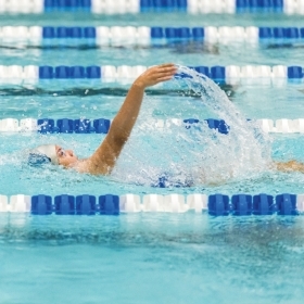 Jessica Wegner ’22 swimming the backstroke