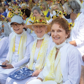 A yellow class sits at stepsinging outside Alumnae Hall