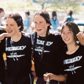 A photograph of Wellesley’s lightweight four at the 1977 Philadelphia nationals. Pictured are Polly Munts Talen ’77, Kim Cooke Himmelfarb ’77, Eleanor Horrigan Spyropoulos ’80, Karen Cunningham Van Adzin ’79, and Elizabeth “Ping” Pingchang Chow ’79